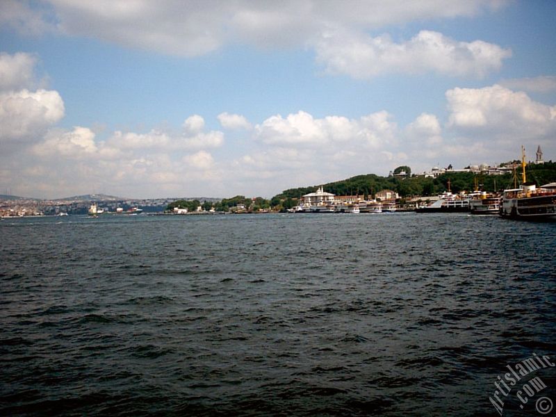 Denizden Eminn sahili ve iskelelerde bekleyen gemiler, sa ortada Topkap Saray.
