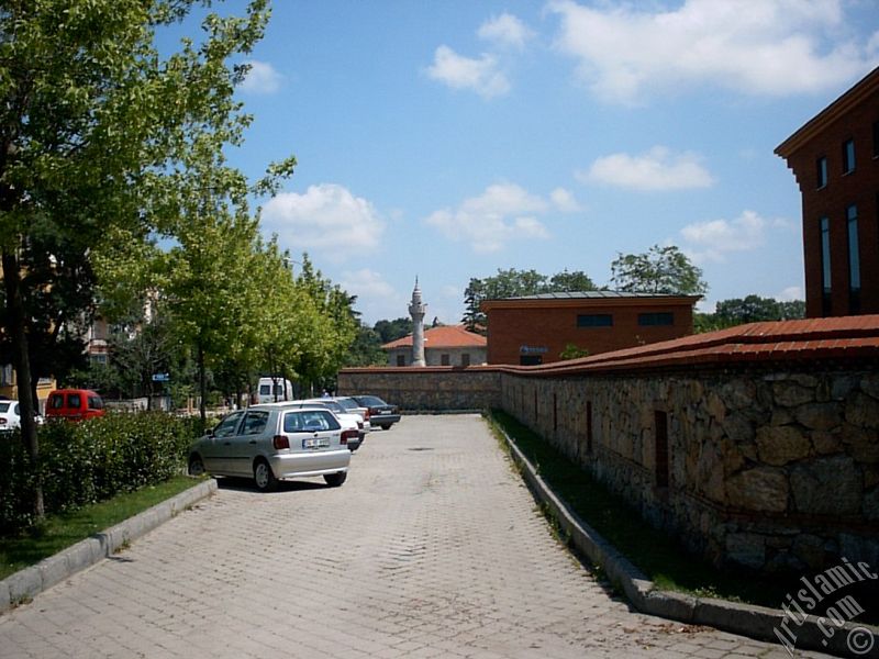 skdar Altunizade`de bulunan slam Aratrmalar Merkezin`nin (SAM) girii ve yanndaki camiden bir grn.
