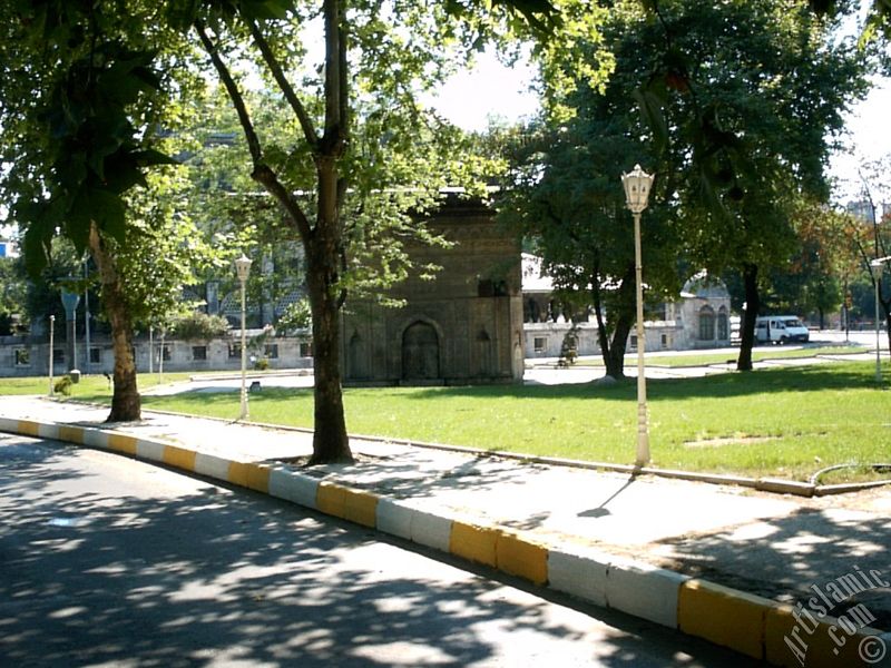 stanbul Karaky`de Bulunan Bir Osmanl Eseri ``Tophane emesi.``
