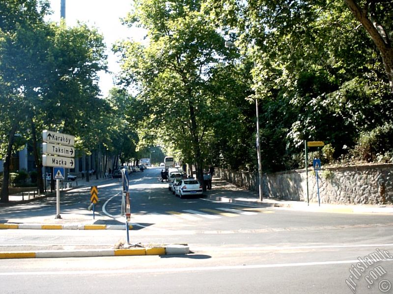 �stanbul Dolmabah�e Saray� �n�nden Taksim-Ma�ka yoluna bak��.

