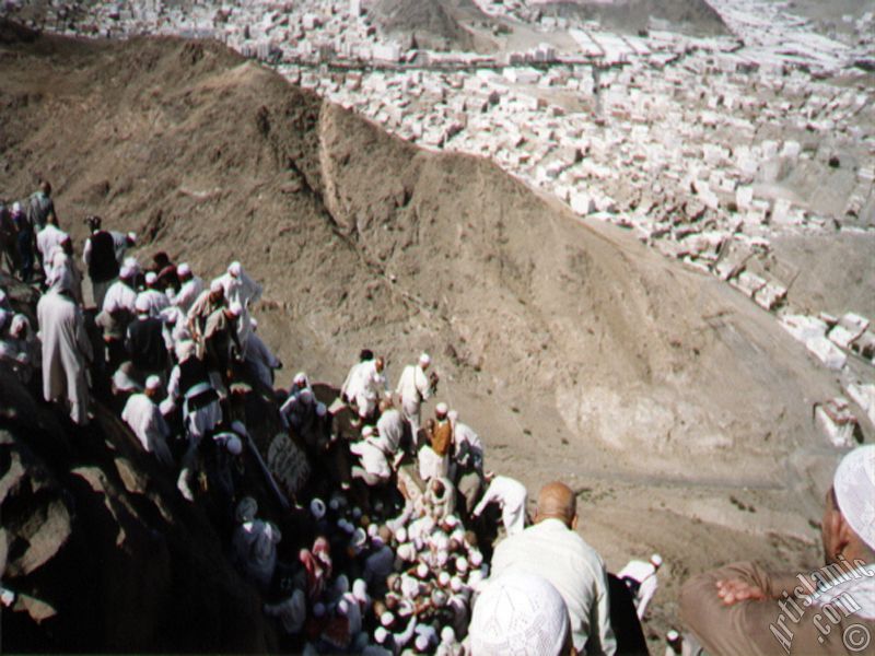 Mekke`deki Hira Da��nda (Cebel-i Nur) bulunan Hira Ma�aras�n�n giri�i ve da�a t�rmanarak ma�araya girmeye �al��an hac�lar.
