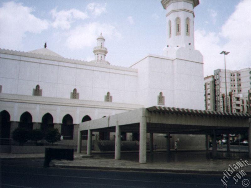 Mekke`de Osmanl� k��las� kar��s�nda yer alan bir cami.
