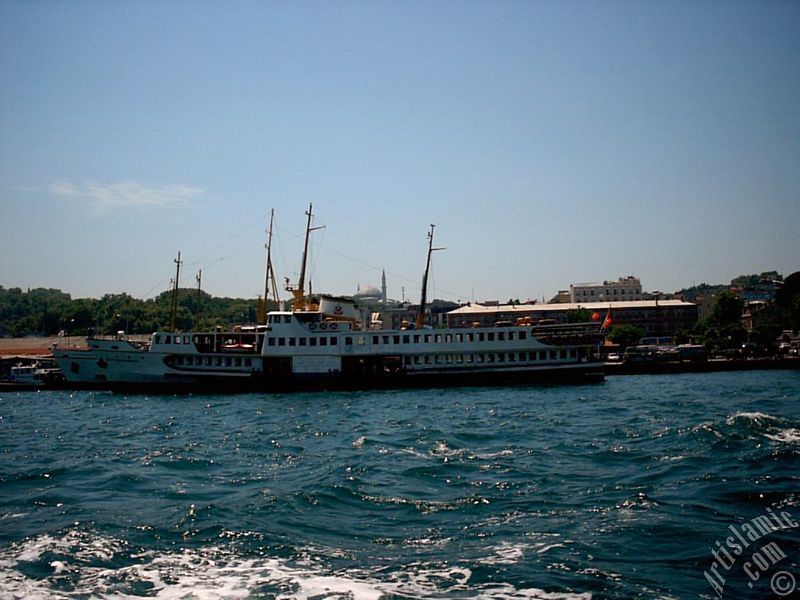 Eminönü sahilinde denizden gemiler ve Ayasofya Camisi.
