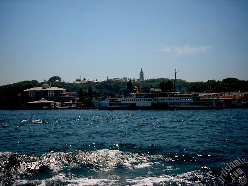 Eminönü sahilinde denizden gemiler ve Topkapı Sarayı.
