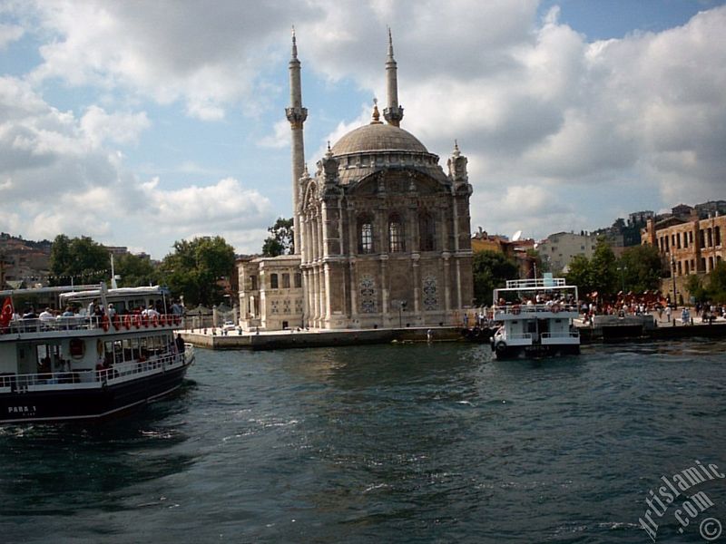 Denizden Ortaköy sahili ve Ortaköy Camisi.
