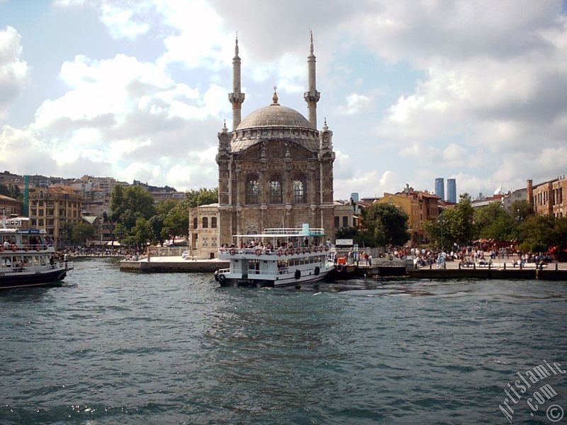 Denizden Ortaköy sahili ve Ortaköy Camisi.

