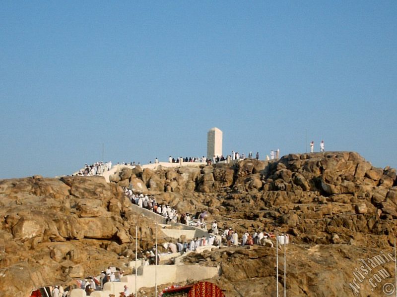 Mekke`de Arafat Meydannda bulunan Arafat Tepesi (Cebel-i Rahme) ve bu mbarek meknlar ziyaret eden haclar.
