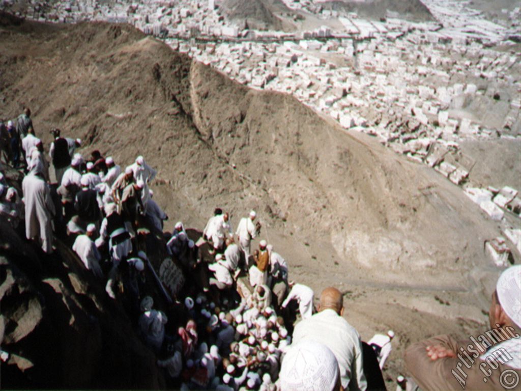 Mekke`deki Hira Danda (Cebel-i Nur) bulunan Hira Maarasnn girii ve daa trmanarak maaraya girmeye alan haclar.
