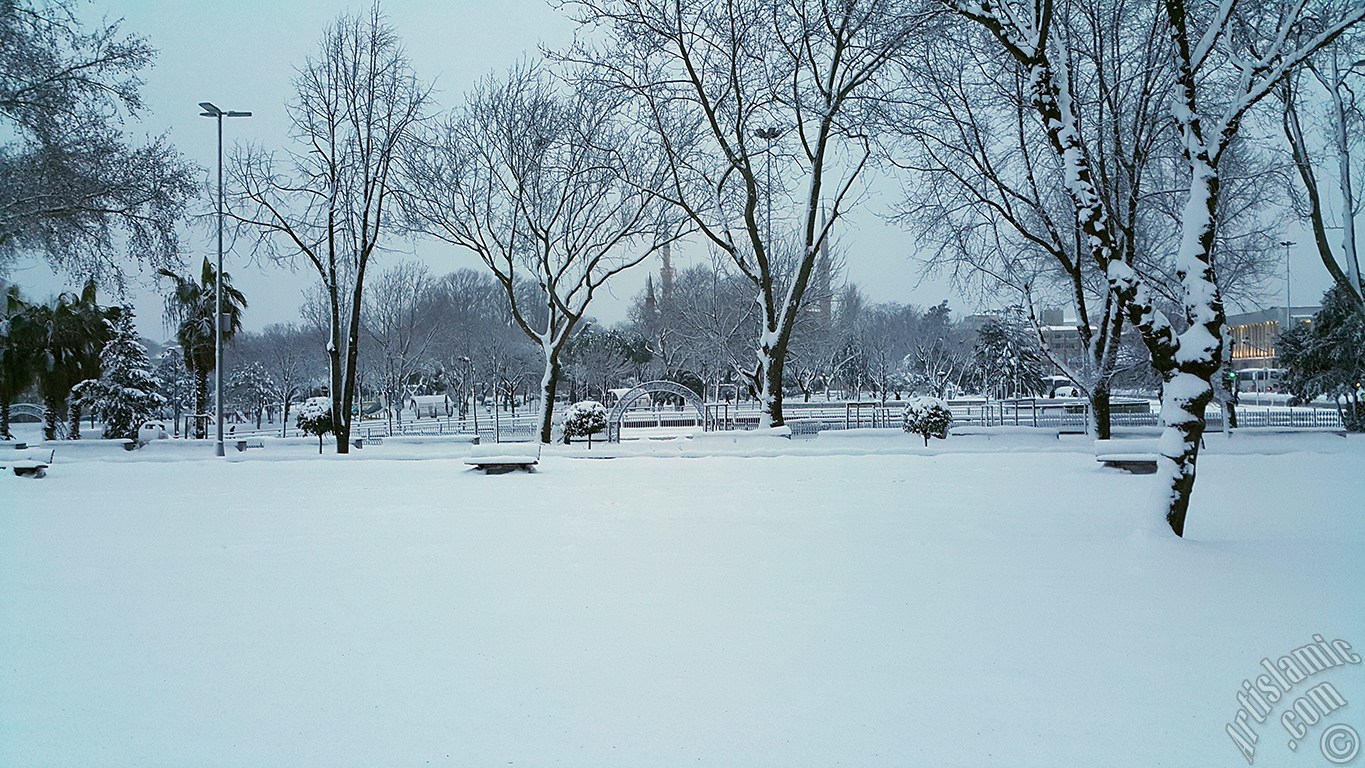 �zel �ekim kar ve k�� foto�raflar�m�z: �stanbul`un Fatih, Zeyrek, Per�embe Pazar�, Emin�n�, Karak�y, Cihangir, F�nd�kl� ve Kabata� Semtlerinden.
