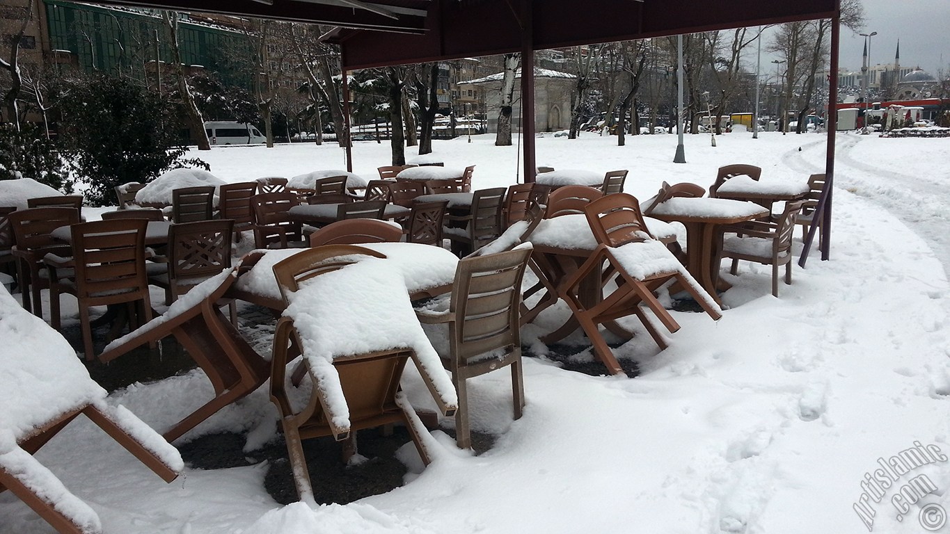 �zel �ekim kar ve k�� foto�raflar�m�z: �stanbul`un Fatih, Zeyrek, Per�embe Pazar�, Emin�n�, Karak�y, Cihangir, F�nd�kl� ve Kabata� Semtlerinden.
